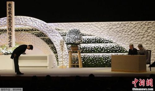 “3·11”東日本大地震兩周年紀(jì)念追悼儀式在東京舉行，日本明仁天皇與皇后、首相安倍晉三出席