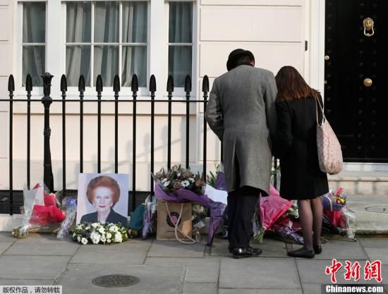 當(dāng)?shù)貢r間2013年4月8日，英國倫敦，民眾在英國前首相撒切爾夫人位于倫敦的住所前進(jìn)行悼念活動。