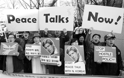 4月12日，韓國示威者在該國國防部前手持克里畫像，反對韓美軍演，要求克里前往朝鮮尋求和平談判。