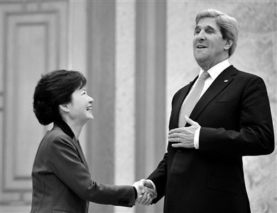 4月12日，韓國總統(tǒng)樸槿惠（左）與美國國務(wù)卿克里會面。