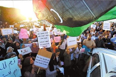 10日，利比亞首都的黎波里，當(dāng)?shù)厥忻裨诶葋喭饨徊客馐就?，抗議“政治隔離法”。圖/東方IC