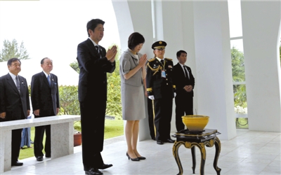 25日，緬甸仰光，安倍偕妻子參拜“二戰(zhàn)陣亡日軍墓”。圖/CFP