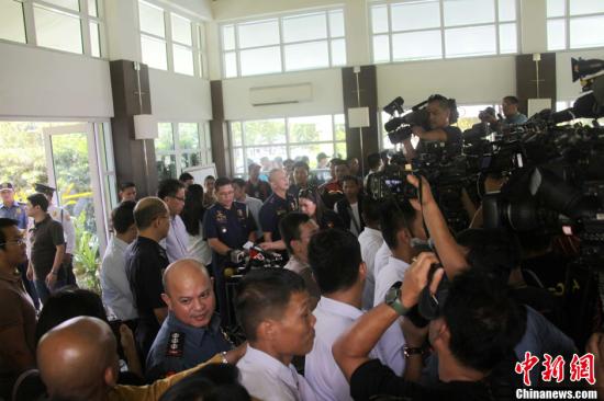 　　6月1日，菲律賓內(nèi)政部長羅哈斯在菲國家警察部隊(duì)司令普里斯馬等人陪同下召開記者會，介紹環(huán)球城公寓樓