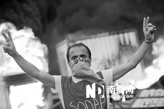 5月31日，土耳其示威者在伊斯坦布爾市中心的塔克西姆廣場抗議政府拆除加濟公園的計劃。