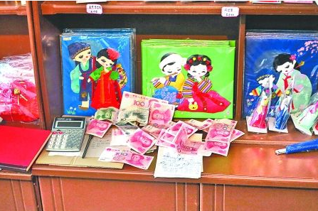 　　2012年6月21日，在朝鮮羅先特別市的一家商店里，柜臺(tái)上散落著一些人民幣。在朝鮮，人民幣比本國(guó)