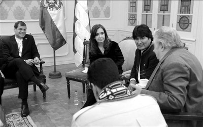 7月4日，科雷亞、克里斯蒂娜、莫拉萊斯、穆?？榜R杜羅（左起順時(shí)針?lè)较颍﹨⒓訒?huì)議。新華社發(fā)