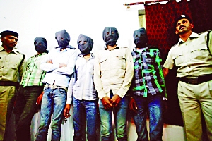 印度一個(gè)特別法庭20日宣布，判處卷入瑞士女游客遭輪奸案的6名男子終身監(jiān)禁。檢方對(duì)判決結(jié)果感到滿意，但表示不排除被告上訴可能。