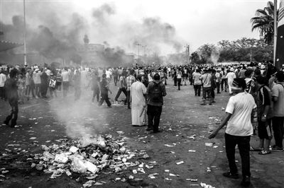 7月27日,在埃及首都開羅,穆爾西支持者同防暴警察發(fā)生沖突。新華社發(fā)