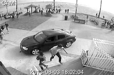 監(jiān)控錄像截屏圖：3日，美國洛杉磯市，一輛汽車沖進威尼斯海灘棧道上的人群。圖/東方IC