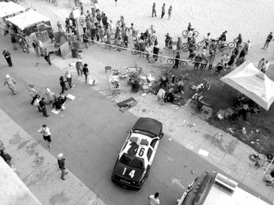 3日，美國洛杉磯，威尼斯海灘上血跡斑斑，警方正在調(diào)查。圖/東方IC