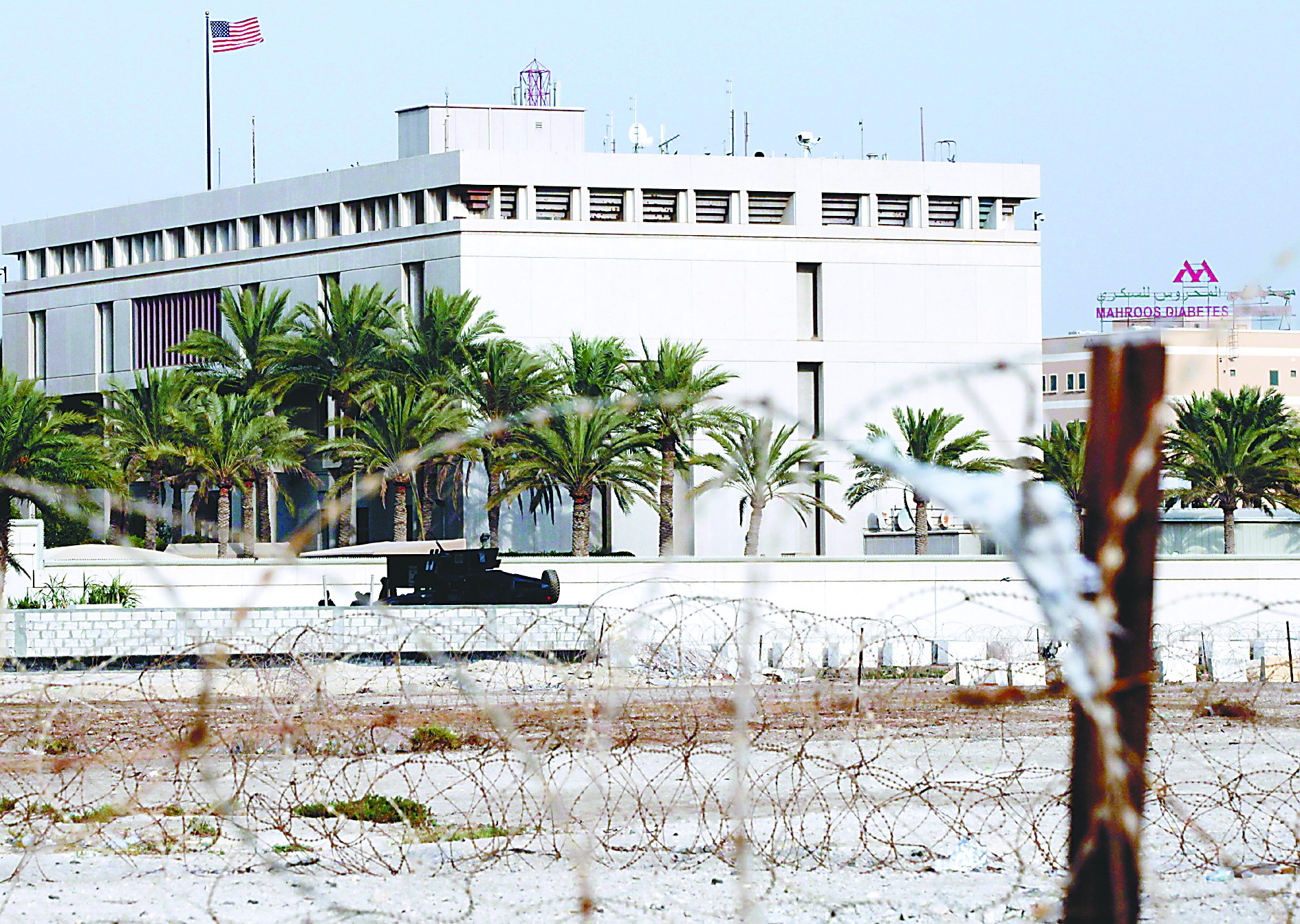 當(dāng)?shù)貢r間4日，在也門首都薩那，安全人員在通往美國大使館的路上設(shè)置檢查站檢查過往車輛。