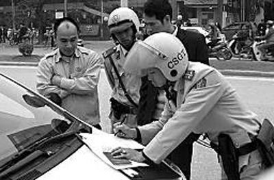 越南交警在開罰單。