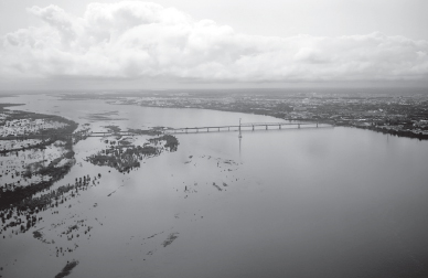 據(jù)目前估計(jì)，俄遠(yuǎn)東地區(qū)因洪災(zāi)造成的損失超過100億盧布。