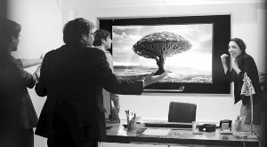 屏幕顯示樹的畫面，求職者獲知真相