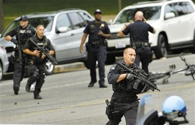 3日,案發(fā)現(xiàn)場,持槍警察在奔跑。