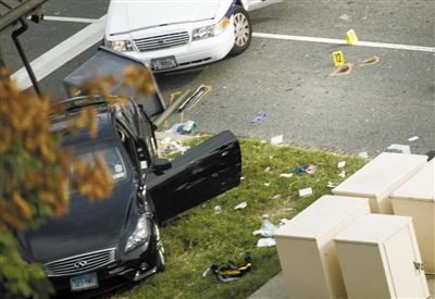 沖擊白宮圍欄的黑色轎車。