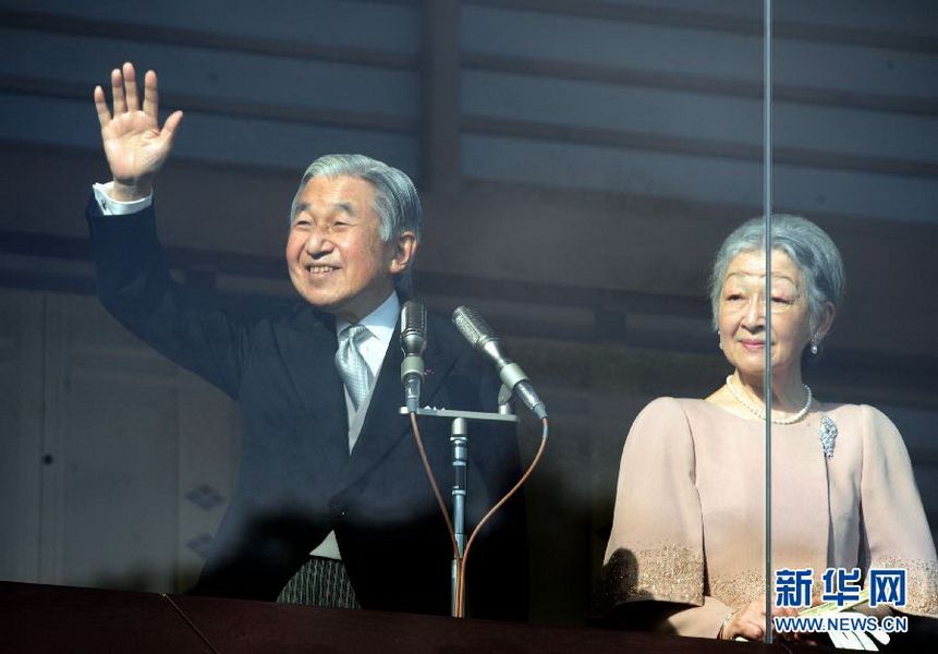 當?shù)貢r間12月23日，在位于日本東京的皇宮，日本明仁天皇向民眾致意。