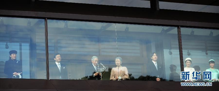 當?shù)貢r間12月23日，在位于日本東京的皇宮，日本明仁天皇在皇族的陪同下發(fā)表生日感言。