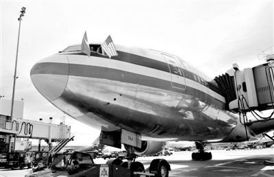 2011年4月5日，美國航空公司為洛杉磯至上海首條直飛航線的開通舉行剪彩儀式。目前，美國航空、美國聯合航空和達美航空已經向中國提交了飛行計劃。