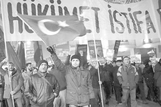 　土耳其民眾25日抗議政府貪腐行為。