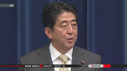 日本首相安倍晉三出發(fā)前往瑞士前接受記者采訪。