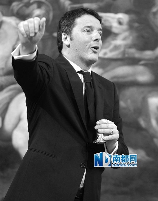 2月22日，在意大利羅馬總理府，新任總理馬泰奧·倫齊搖鈴象征正式行使總理權(quán)力。