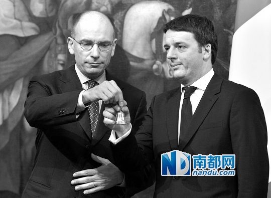 2月22日，在意大利羅馬總理府，新任總理馬泰奧·倫齊(右)與前任總理恩里科·萊塔舉行交接儀式。