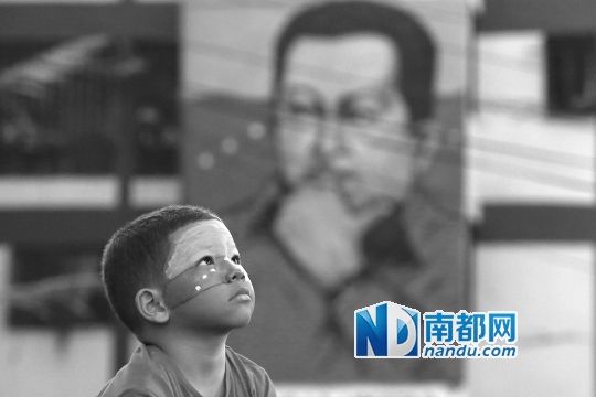 3月5日，一名委內瑞拉兒童仰望天空，他身后是查韋斯的陵墓。