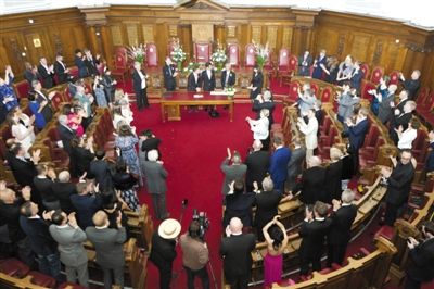 29日，倫敦，一對(duì)同性伴侶舉行結(jié)婚儀式。