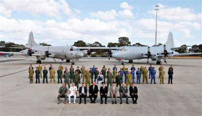 4月29日，參與搜尋馬航失聯(lián)客機(jī)的多國軍人和軍機(jī)在珀斯皮爾斯空軍基地合影。5月1日，馬航宣布搜尋進(jìn)入新階段，重點(diǎn)將借助不同技術(shù)擴(kuò)大海底搜尋。