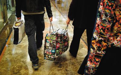 5月2日，馬航乘客家屬離開麗都飯店。當(dāng)日，麗都飯店二層家屬區(qū)正式關(guān)閉，大部分家屬返鄉(xiāng)。