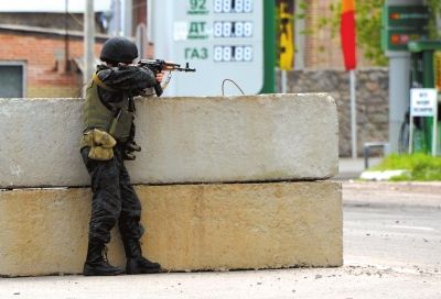 　5日，在烏東部城市斯拉維揚(yáng)斯克附近，一名烏克蘭士兵守衛(wèi)一處檢查站。