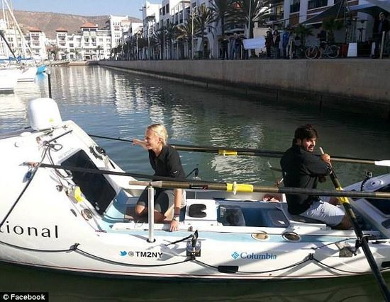 男女主角與他們的“小伙伴”，名叫“馬迪巴精神”的皮劃艇。