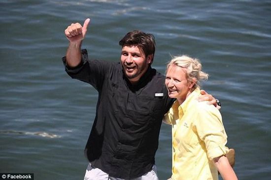 抵達(dá)邁阿密時(shí)，曼瑟驕傲地豎起了大拇指。