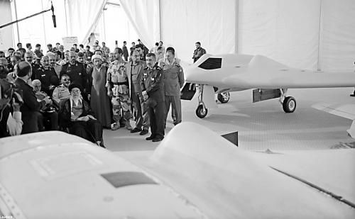 　哈梅內(nèi)伊（中）11日參觀伊朗版RQ-170無(wú)人機(jī)。