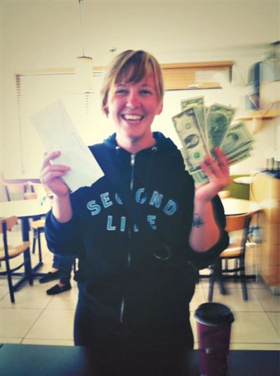 找到錢的“粉絲”會(huì)上傳一張與錢的合照。