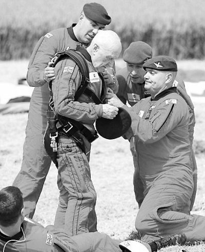 89歲的赫頓再次于70年前同一地點參加雙人跳傘。