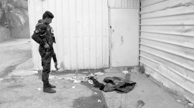 7月13日，伊拉克巴格達，警察在發(fā)生槍殺案的現(xiàn)場勘察。