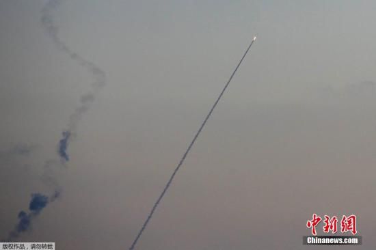 當(dāng)?shù)貢r間2014年7月13日，以色列斯德洛特，從加沙地帶飛往以色列境內(nèi)的導(dǎo)彈劃破夜空。