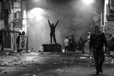 　10月8日，在土耳其伊斯坦布爾，同情難民遭遇的庫爾德人進行游行示威，指責(zé)政府應(yīng)對“伊斯蘭國”武裝不