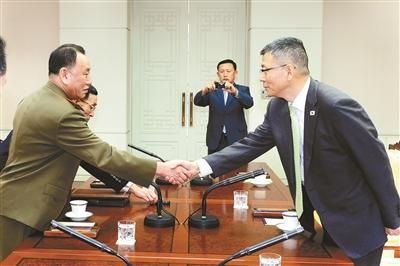 10月15日，韓國國防部國防政策室室長柳濟升和朝鮮人民武裝力量部偵查總局局長金英哲分別率團出席板門店