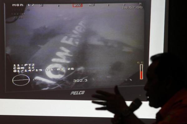 這是1月14日新加坡國(guó)防部長(zhǎng)黃永宏在其社交網(wǎng)站上傳的亞航失事航班QZ8501機(jī)身照片。