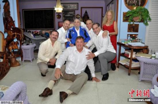 當(dāng)?shù)貢r(shí)間2015年2月28日，古巴哈瓦那，古巴前領(lǐng)導(dǎo)人菲德爾·卡斯特羅接見被美國釋放的5名間諜合影。