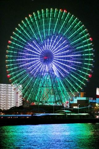 直徑100米的摩天輪上映出多種花式圖案。