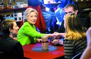 在宣傳片中，希拉里熱情地與三名“普通美國(guó)人”交談。