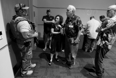 　5月3日，警察在案發(fā)后暫時(shí)阻止與會者離開展覽。