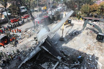 7月1日，搜救人員在印尼軍機墜毀現(xiàn)場進行搜救和清理工作。