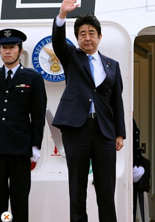 安倍在機(jī)場(chǎng)告別，面色凝重