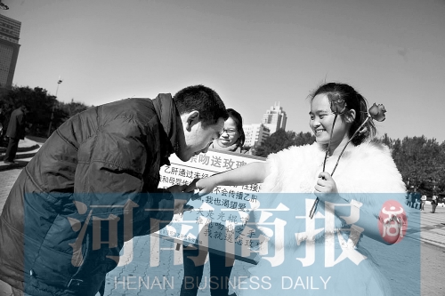 　一名男士上前，準(zhǔn)備親吻女孩的手