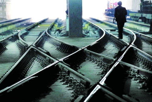 ▲鄭州地鐵1號(hào)線醫(yī)學(xué)院站，地下18米縱橫交錯(cuò)的鐵軌伸向遠(yuǎn)方。